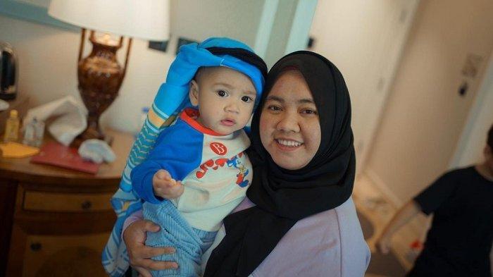 Biasa disanjung, Shela Lala atau akrab disapa Mbak Lala, pengasuh Rafathar Malik Ahmad mendadak dikritik karena dinilai memanfaatkan Rayyanza Malik Ahmad alias Cipung lewat gift TikTok.