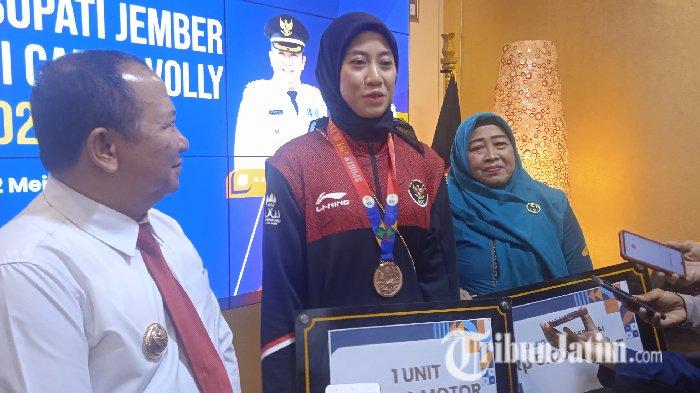 Megawati Hangestri Pratiwi atlet Voli peraih medali SEA Games Terima hadiah dari Bupati Jember
