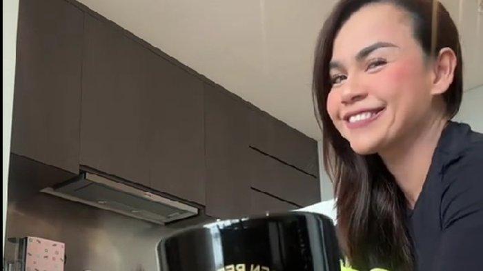 ISI HAMPERS PRABOWO - Momen Presenter Melaney Ricardo ketika membongkar isi hampers lebaran dari Presiden Prabowo, (31/3/2025). Melaney bahagia ketika menerima hampers mewah tersebut, isinya ternyata tidak terduga.