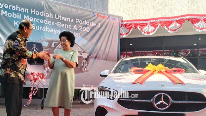 Menang - In Iswarini, nasabah Panin Bank usai menerima hadiah undian mobil Mercedes Benz A200 di Panin Bank KCP Tunjungan, Selasa (5/8/2024).