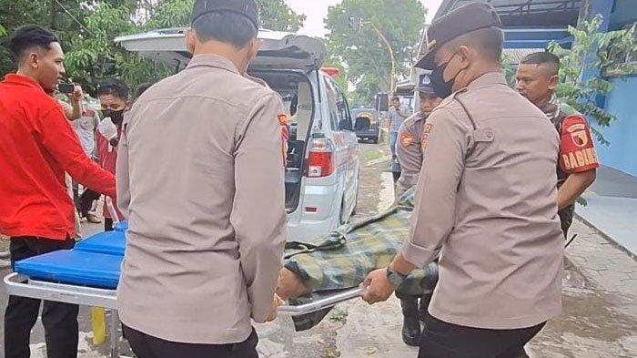 Pihak aparat berwajib mengevakuasi jenazah Mujiono (58),warga Kelurahan Tawanganom, Kecamatan/Kabupaten Magetan, yang wafat ketika dipijat di Panti Pijat Tuna Netra Sumber Waras, Jumat (1/11/2024)