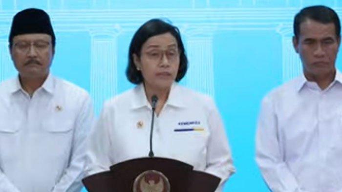 PAKET INSENTIF - Menteri Keuangan Sri Mulyani Indrawati didampingi Menteri Pertanian Amran Sulaiman dan Menteri Sosial Saifullah Yusuf saat memberikan keterangan pers pengumuman paket stimulus ekonomi untuk masyarakat di Kantor Presiden, Jakarta, Senin (2/6/2025). Ada lima bansos yang akan dibagikan di bulan Juni 2025.