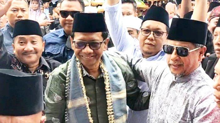 Menko Polhukam, Mahfud MD disambut Ketua DPP IKAMA, H Muhammad Rawi menuju panggung IKAMA Bersholawat bertemakan, ‘Doa untuk Pemilu Damai’ di lapangan akses Suramadu, Kabupaten Bangkalan, Sabtu (18/11/2023).