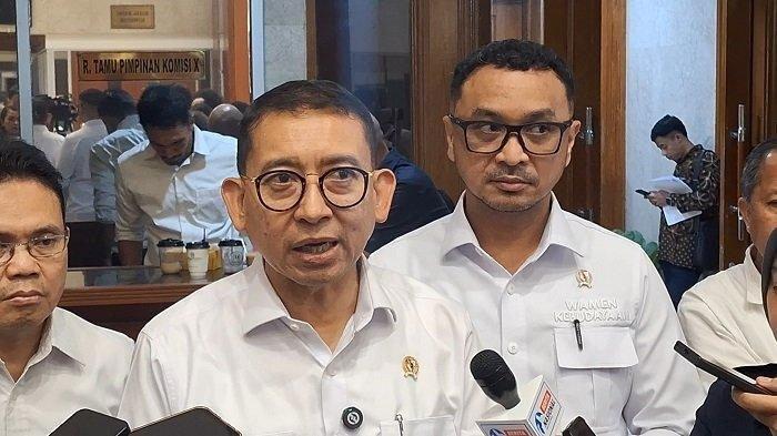 HAPUS FAKTA - Menteri Kebudayaan (Menbud), Fadli Zon, saat ditemui di kompleks parlemen, Senayan, Jakarta, Senin (26/5/2025). Fadli Zon dianggap sebagai pejabat elit yang tidak berpihak kepada masyarakat terkait tragedi kerusuhan Mei 1998. Mahfud MD sebut menghapus fakta.