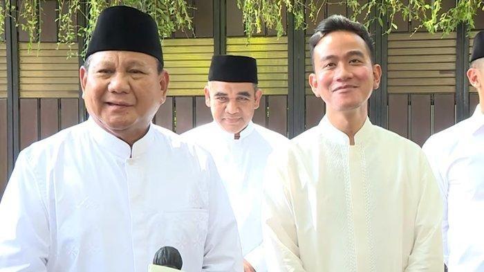 Menteri Pertahanan Prabowo Subianto dengan Wali Kota Solo Gibran Rakabuming Raka - Jelang pengumuman Cawapres Prabowo, ketua parpol KIM lakukan rapat