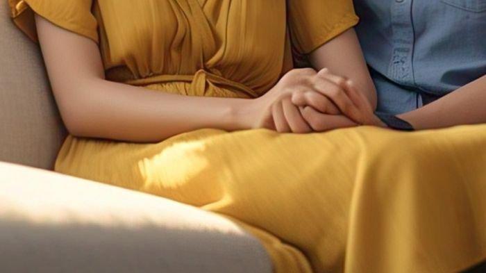 SEJOLI TAK SADAR - Gambar menunjukkan pasangan sejoli bermesraan, Senin (3/2/2025). Pasangan muda-mudi tak sadar aksi asusilanya di kafe Aceh viral, kini perekam diburu