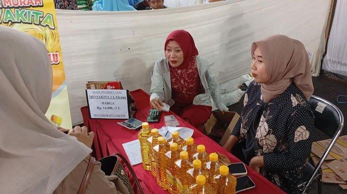 MinyaKita kemasan 1 liter yang dijual di event Pasar Ramadan Alun-alun Lumajang dijual dengan harga di bawah HET. Pemerintah Kabupaten Lumajang akan gencar melakukan operasi pasar.