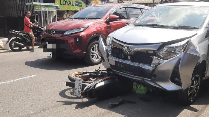 KECELAKAAN - Mobil Toyota Calya menabrak pemotor dan menggilas motor Suzuki Satria FU bernopol L-4070-AOD di Jalan Kutisari Selatan, Tenggilis Mejoyo, Surabaya, pada Jumat (7/2/2025). Pemotor Suzuki Satria Fu mengalami luka hingga dirawat di RS Ubaya Surabaya