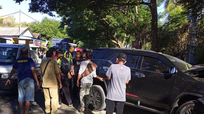 Mobil Pajero yang mengalami laka tunggal di jalan raya Pantura Situbondo.