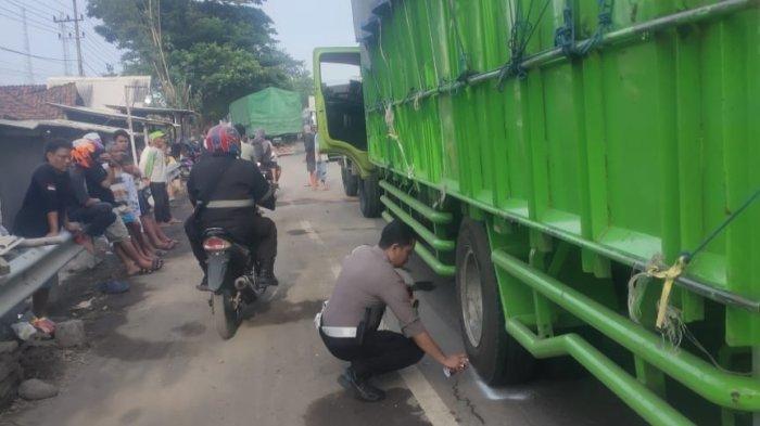 Anggota Satlantas Polres Probolinggo saat melakukan olah TKP kecelakaan yang melibatkan mobil rombongan Ponpes Sukorejo, Kabupaten Situbondo, Minggu (26/1/2025).
