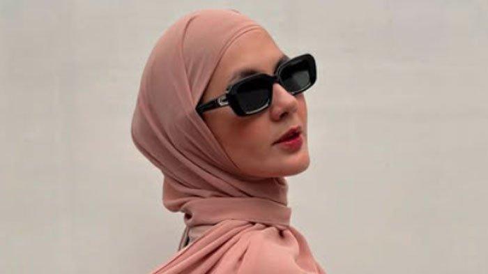 BANDING - Paula Verhoeven. Model Paula Verhoeven kini tak terima dirinya disebut durhaka, ajukan banding soal perceraian dengan Baim Wong.