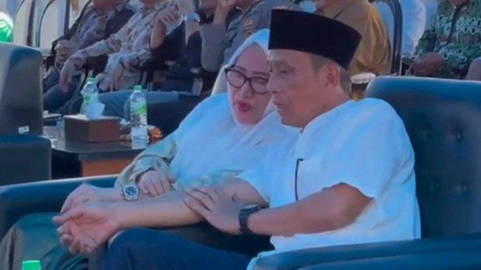 PERTEMUAN - Momen Bupati Bojonegoro, Setyo Wahono dan mantan Bupati Bojonegoro 2018-2023, Anna Muawanah bertemu di acara Konferensi Cabang Fatayat Nahdlatul Ulama yang diselenggarakan di Universitas Nahdlatul Ulama Sunan Giri (Unugiri) Bojonegoro, Minggu (13/4/2025). Keakraban kedua tokoh itu disambut riuh tepuk tangan diikuti dengan celetukan 'Bojonegoro Adem'.