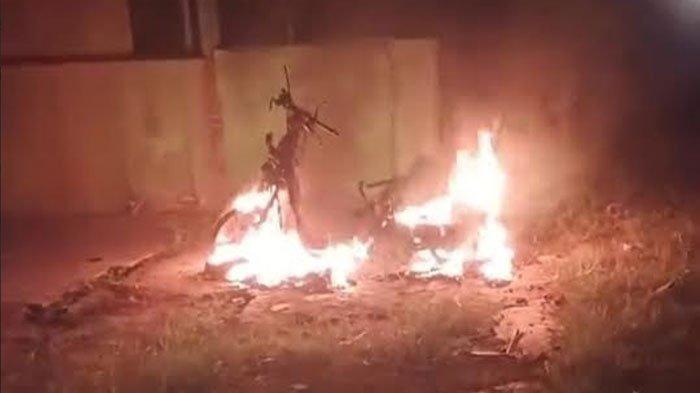 MOTOR TERBAKAR - Motor matic tak bertuan terbakar secara misterius di Desa Kedungdowo, Kecamatan Ploso, Kabupaten Jombang, Rabu (8/7/2025). Polisi temukan barang-barang mencurigakan di sekitar lokasi.