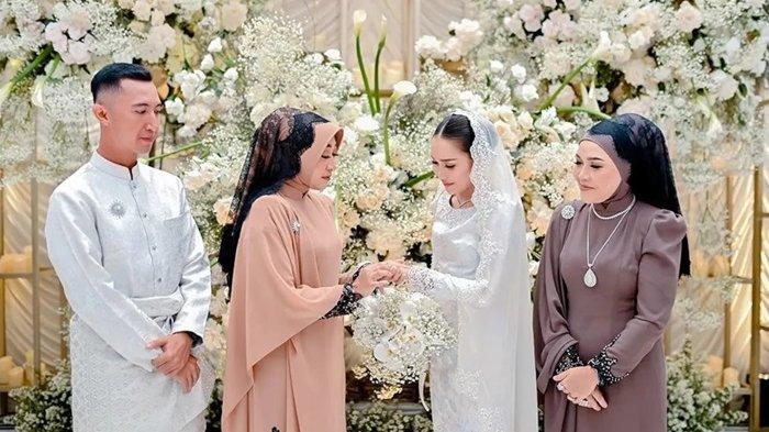 Pernikahan Ayu Ting Ting dengan Lettu Muhammad Fardhana bakal digelar tahun ini. Adapun undangan tamu dikabarkan mencapai 2.000 orang.
