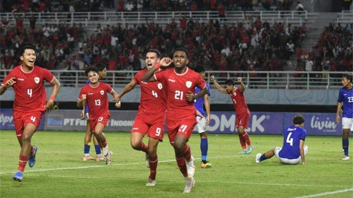 Muhammad Iqbal Gwijangge melakukan selebrasi setelah menjebol gawang Kamboja di Stadion Gelora Bung Tomo (GBT), Sabtu (20/7/2024) malam. Laga berakhir 0-2 untuk Indonesia.
