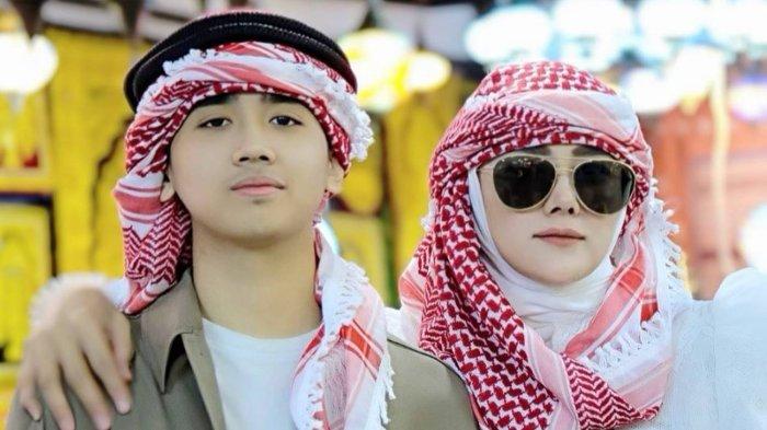 Mulan Jameela memiliki paras yang awet muda sehingga saat bersama dengan Rafly Aziz, ia sering disebut bak kakak adik.