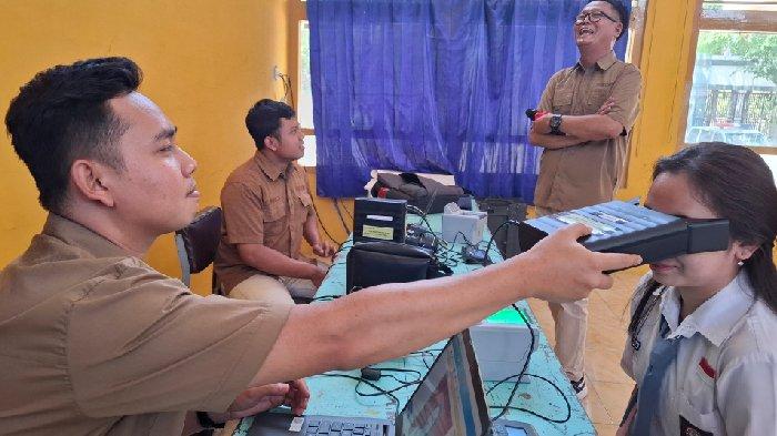 Murid SMA Negeri 2 Mejayan Kabupaten Madiun tengah mengikuti proses perekaman e-KTP Pemula, yang dilakukan secara jemput bola oleh Dinas Kependudukan dan Pencatatan Sipil (Dispendukcapil), Selasa pagi (3/9/2024)