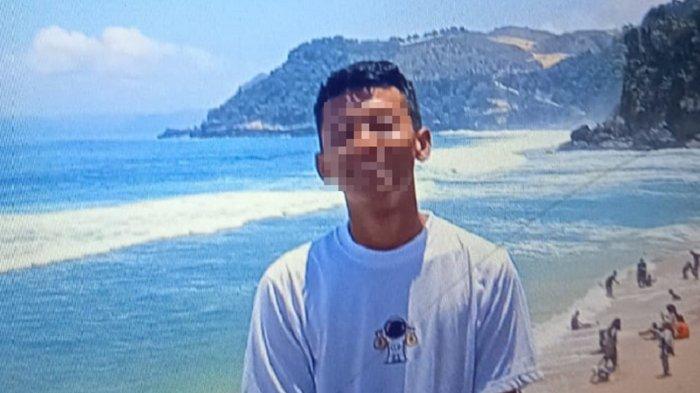 Nanda Krisdianto wisatawan yang dikabarkan terseret ombak sempat foto di Pantai Sanggar Tulungagung, Minggu, (12/11/2023).