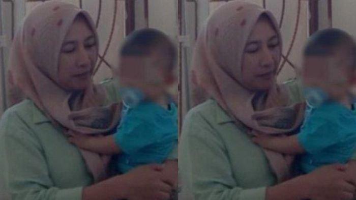Nasib Ariyani seorang ibu bayi yang jadi korban susu kadarluasa yang dijual di sebuah swalayan di Kendari.