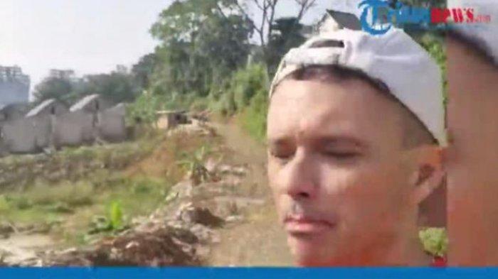Sosok bule yang viral karena mengejek IKN