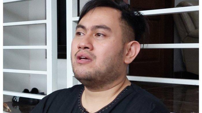 TAK BETAH - Pedangdut Nassar di kediamannya di kawasan Bogor Jawa Barat, Jumat (29/3/2024). Nassar akui terus berdoa agar mendapatkan jodoh, tak betah menduda.