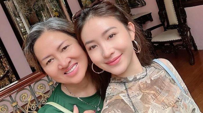 Potret Natasha Wilona dan sang ibu, Theresia. Artis cantik ini mengenang perjuangan ibunya sebelum menjadi artis terkenal.
