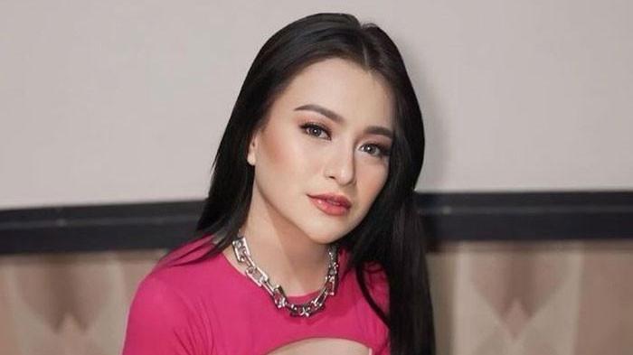 DIBLACKLIST - Artis sekaligus Disc Jockey (DJ), Nathalie Holscher mendapat hujatan setelah videonya memparodikan kehamilan pemain film Erika Carlina bersama DJ Panda viral di media sosial. Nathalie juga kena blacklist dari sejumlah kelab malam.