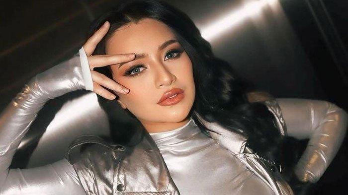 GERAM - DJ Nathalie Holscher geram tak terima anaknya dikasihani oleh warganet. Mantan istri Sule tersebut memberikan jawaban menohok, Selasa (1/7/2025).