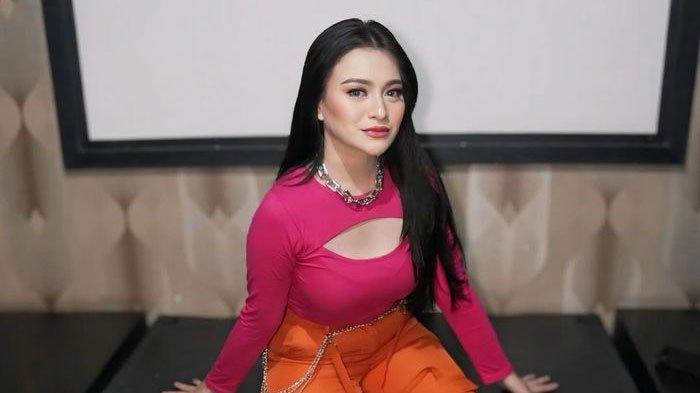 Mantan istri pelawak Sule, Nathalie Holscher kembali melakoni pekerjaannya sebelum menikah dulu yakni disc joket atau akrab dikenal DJ.