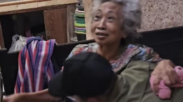 HIDUP NENEK BERUBAH - Siti Fatimah saat dijemput oleh Arief Camra karena ditelantarkan keempat anak kandungnya. Kisah nenek Siti Fatimah yang akhirnya mendekam di panti jompo itu viral, terungkap kini tiga anaknya.
