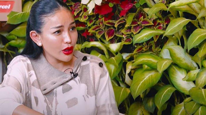Nikita Mirzani bersikeras tak merestui hubungan asmara Lolly dengan Vadel Badjideh. Nikita menyebut pacar Lolly sebagai tukang semir.