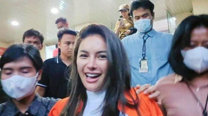 NIKITA MIRZANI JADI TERSANGKA - Artis kontroversial Nikita Mirzani ditahan polisi seusai menjalani pemeriksaan sebagai tersangka dalam kasus pemerasan, pengancaman, dan tindak pidana pencucian uang (TPPU) di Mapolda Metro Jaya, Jakarta, Selasa (4/3/2025). Kasus tersebut dilaporkan oleh dokter Reza Gladys.