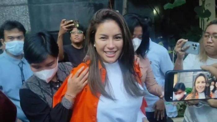 NIKITA RESMI DITAHAN - Nikita Mirzani tersenyum ketika bertemu dengan awak media di Polda Metro Jaya, Jakarta, Selasa (4/3/2025). Nikita Mirzani resmi ditahan seusai jadi tersangka kasus dugaan pemerasan bos skincare senilai Rp 4 Miliar.