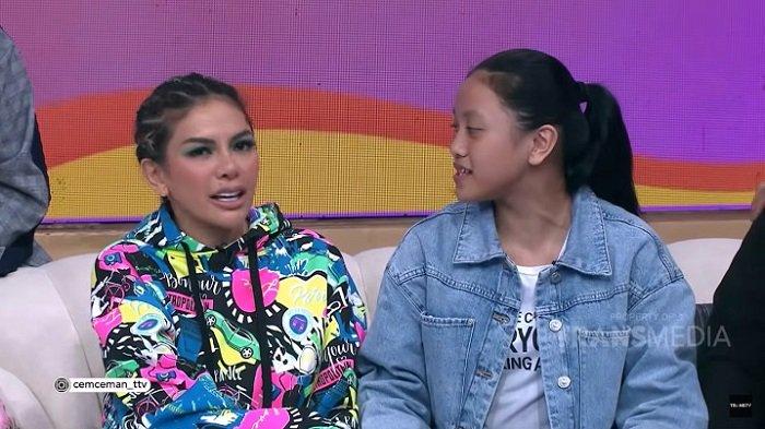 Nikita Mirzani sempat isyaratkan kekecewaan melahirkan Lolly sang putri sulung yang kini berseteru dengan dirinya.