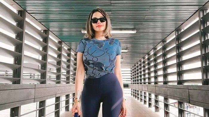 Nikita Mirzani termasuk selebriti Tanah Air yang kerap mengenakan barang-barang branded.