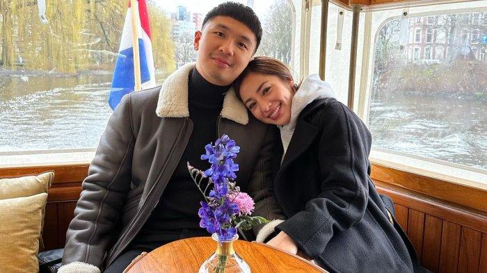 Nikita Willy dan Indra Priawan senang karena bisa bertemu lagi dengan Gilang Radipa sang mak comblang.
