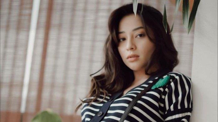 Memilih untuk menolak tawaran kerja dari berbagai rumah produksi, tentu saja bukan tanpa alasan bagi Nikita Willy. Karena setelah menikah dan memiliki anak, ia merasa tanggung jawabnya lebih luas.