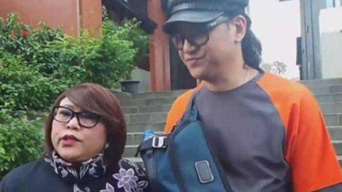 NUNUNG JUAL ASET - Komedian Nunung dan suaminya Iyan Sambiran saat ditemui di kawasan Mampang, Jakarta Selatan, Minggu (13/8/2023). Kini ngekos dan tidak lagi punya rumah, Nunung ceritakan alasan mengapa menjual semua asetnya dan jujur soal tanggapan suaminya.