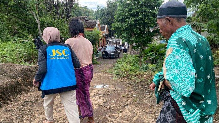 ODGJ NGAMUK - Tim Sosial Dinsos Provinsi Jatim, Mozayyana bersama warga saat mengevakuasi ODGJ berinisial AZ, di Desa Gentong, Kecamatan Taman Krocok, Bondowoso, Jawa Timur, Jumat (18/4/2025). AZ diamankan usai mengamuk serta mencekik dan menombak ayah kandungnya pakai besi.