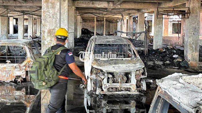 Tim Laboratorium Forensik (Labfor) Polda Jawa Timur melakukan olah TKP lokasi kebakaran Pasar Comboran Baru Barat, Jalan Prof Moch Yamin, Kecamatan Klojen, Kota Malang, Selasa (17/9/2024). Kebakaran tersebut menghanguskan seluruh lantai 3 dan sebagian lantai 2 pasar pada Jumat (13/9/2024) malam