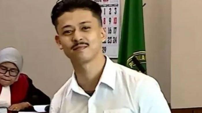 Om Polos selaku TikTokers yang divonis 2 tahun penjara imbas review apartemen baru.