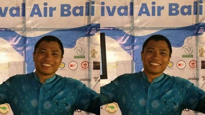GURU AJARI MURID MEMELUK POHON - Osila saat menerima penghargaan dalam Festival Air Bali,