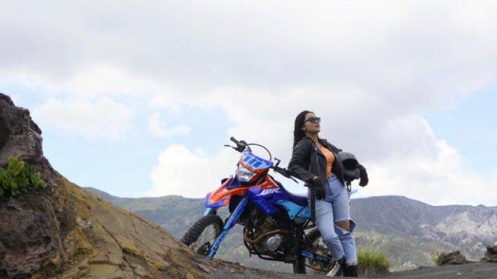 Ossy, lady biker asal Malang yang suka offroad pakai Yamaha WR 155 R.