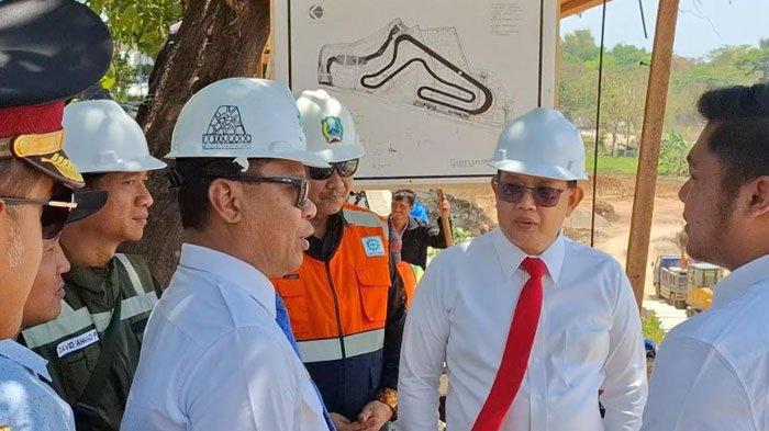 PJ Gubernur Jawa Timur, Adhy Karyono (helm putih), saat meninjau pembangunan sirkuit balap magetan, Kecamatan Parang, Rabu (2/10/2024) sekitar pukul 10.00 WIB.