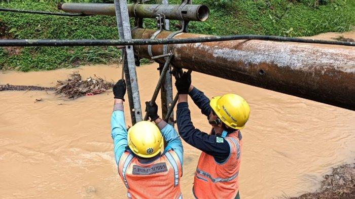 PLN Pacitan saat memperbaiki jaringan.