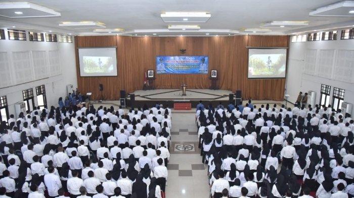 PENGABDIAN CALON PPPK - Sebanyak 705 Pegawai Pemerintah dengan Perjanjian Kerja (PPPK) Formasi Tahun Anggaran 2024 secara resmi menerima Surat Keputusan (SK) Bupati Kebumen. Seorang PPPK bernama Edy Wahyono akhirnya diangkat pegawai setelah 36 tahun mengabdi, dapat SK meski sebentar lagi akan masuk masa pensiun.
