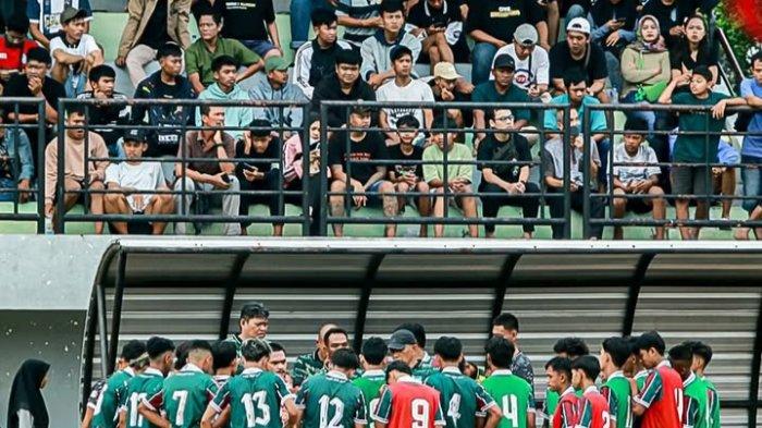 PSID Jombang saat Melakoni Laga Uji Coba di Stadion Merdeka Jombang