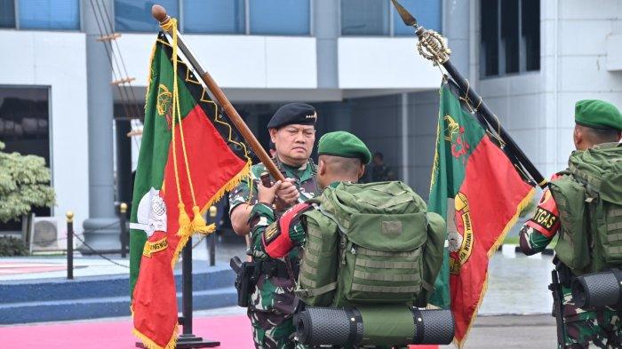 Panglima TNI Laksamana Yudo Margono melepas satuan tugas pengamanan perbatasan (Satgas Pamtas) RI-Papua Nugini dan Teritorial ke Papua dan Papua Barat Daya