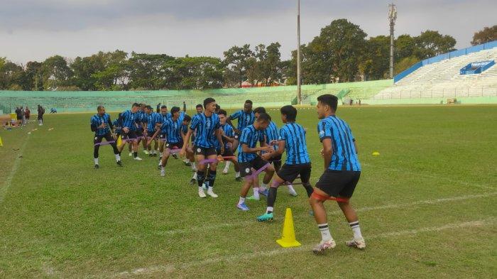 Pemain Arema FC saat menjalani latihan di stadion Gajayana Malang