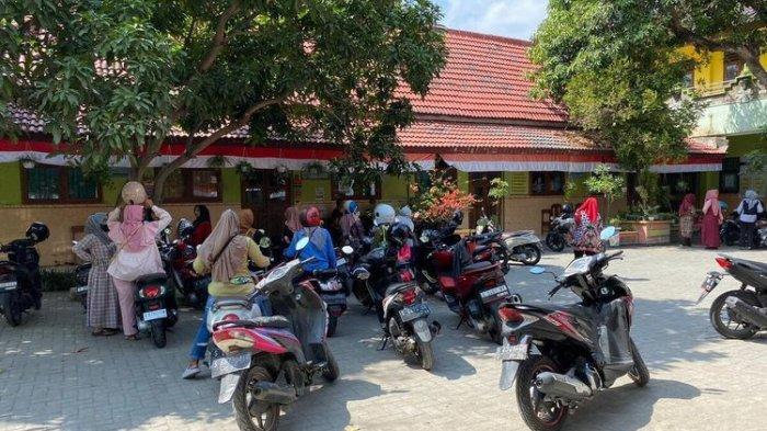 Para orang tua dan wali murid yang geruduk sekolah karena ada guru yang suka menciumi murid dan melecehkan, minta segera dipecat.